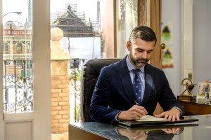 Fernández-Pacheco firmando en su despacho la carta que se ha enviado al ministro de Transportes.
