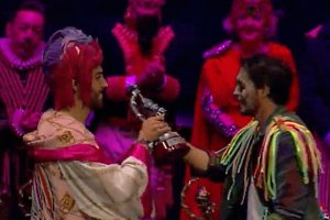 Norman Plaza, director de la chirigota de Roquetas, recogiendo el 2º Premio del Concurso de Carnaval de Málaga.