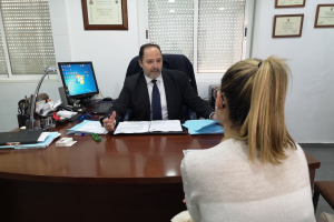 Tamara G.H., de espaldas, junto a su abogado, Juan Cano.