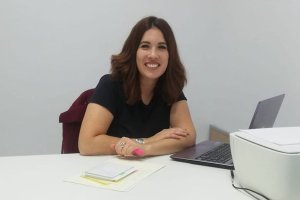 Davinia Simón, en una imagen publcada en la cuenta de Facebook de su empresa, Formación Vida, antes de que esta fuera eliminada.