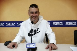 Isra Polo en los estudios de la Cadena SER.