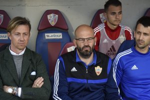 El técnico rojiblanco en el banquillo de El Alcoraz.