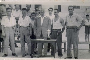 El listo, Soriano, Jurado y el Confitero, junto al federativo Manuel García, en el Patio de La Salle en 1950.