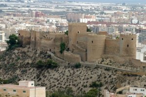 La Alcazaba busca administrativo.