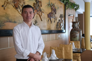Ding long, más conocido como ‘Antonio’, propietario del restaurante Ciudad Imperial de El Zapillo.