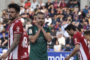 El Almería se vio superado por el Huesca en todas las facetas.