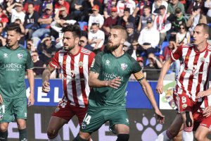 David Costas y Radosav Petrovic en la primera parte de Huesca.