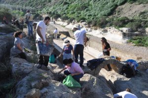 Voluntarios limpiando la fuente. Imagen de J.A. Muñoz.