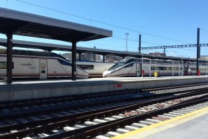 Los trenes Avant ayer, a las 13 horas, en la estación de Granada. Imagen de Mari Carmen Hernández.