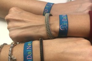 Las pulseras azules de Indalnea