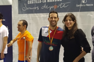 Carlos Tejada con sus medallas.