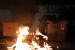 Imagen de uno de los contenedores incendiados.