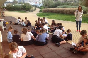 En el recreo hacen actividades para fomentar la inclusión de todos los alumnos del centro.