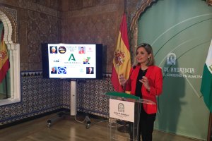 La delegada de la Junta en Almería, Maribel Sánchez, presenta los reconocimientos.