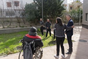 El delegado territorial visitando las instalaciones del Centro Residencial.