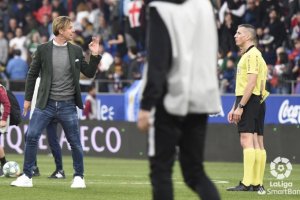 Guti protestando a Iglesias Villanueva en El Alcoraz.