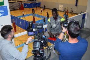 Jean Pascal atendiendo a La Liga en el Moisés Ruiz.