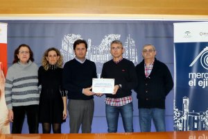 Entrega de la placa acreditativa en el consistorio.