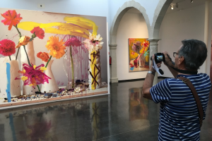 Un visitante a la muestra ‘Flores de periferia’ de Pedro Almodóvar y Jorge Galindo en el CAF.