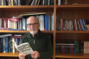 Miguel Ángel Blanco con un ejemplar de su nuevo libro.