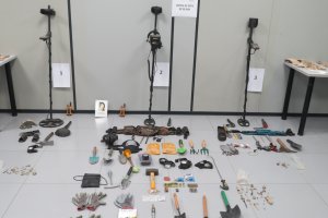 Piezas arqueológicas, detectores y otros objetos intervenidos por los agentes.