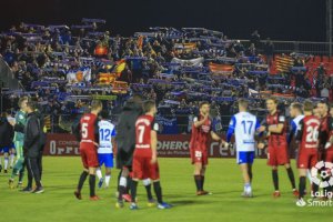 Los jugadores de Mirandés y Zaragoza se saludan tras el partido.