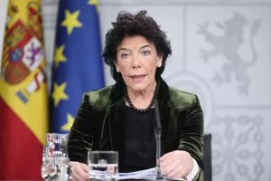 Celaá rebajará a 5 la nota para acceder a las becas universitarias y eliminará las cuantías variables.