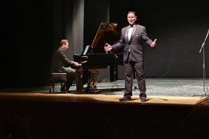 El tenor veratense Enrique Parra, acompañado por el pianista Francisco Martínez.