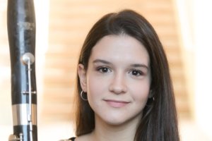 La joven Elena Mateo junto a su preciado fagot.