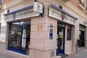 Fachada de la administración de lotería María Victoria, en Huércal-Overa.