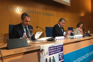 José Luis Rodríguez Zapatero, a la izquierda, esta mañana en la UAL.