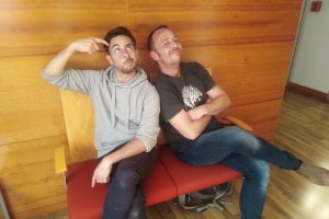 Leandro Zapata y Diego Barranco en actitudes divertidas en La Voz.