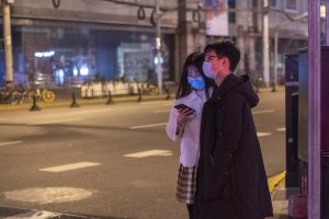 Una pareja con máscaras por el coronavirus en Shangai.