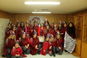 La comparsa femenina La Revuelta junto a la subdirectora de La Voz, en camerinos.