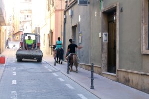 Niños paseando tranquilamente con sus caballos por la calle de Navarro Darax, en una escena propia de hace 50 años