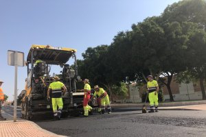 Operarios de mantenimiento trabajan en una calle de la capital.