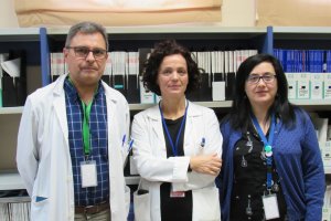 Los profesionales Joaquín Salas, Pilar Luzón e Irene Villegas en el Hospital.