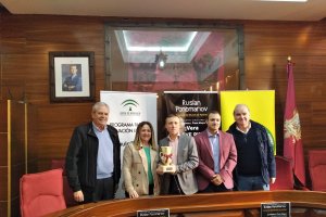 Ruslan Ponomáriov recibió, por parte de los miembros del Consistorio veratense, la tradicional jarra de cinco picos.