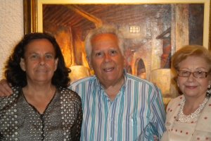 Trini Perceval junto a Emilio ‘El Moro’, discípulo de su padre y Mª. Carmen Fernández Capel.