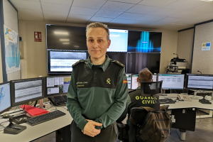 El teniente coronel Pedro Herrera, en la sala de seguimiento del SIVE.