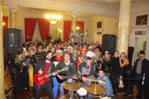 Generación BETA  la banda que animó a los asistentes a la cena baile de Carnaval que acogió el salón noble del Círculo.