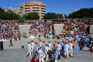 El Anfiteatro de la Rambla se llenó con la actuación de la comparsa Noche de Gala.