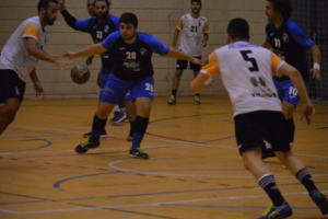 Un partido intenso entre buenos vecinos.