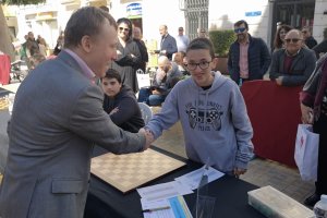 Ciro y el campeón mundial se saludan tras la batalla.
