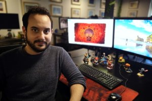 El almeriense posa en su puesto de trabajo en Tequila Works.