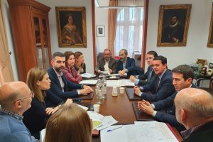 Reunión entre representantes del Ayuntamiento y de la Diputación Provincial en Alcaldía.