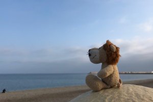 Loewe posa en una playa de Almería.