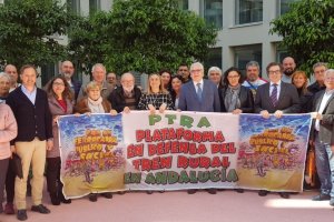 La consejera de Fomento, ayer, con miembros de la Plataforma PTRA.