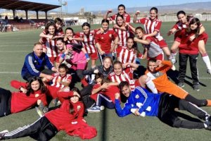 Las campeonas celebrando el título.