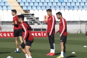 Darwin Núñez y David Costas ejercitándose con normalidad este jueves.